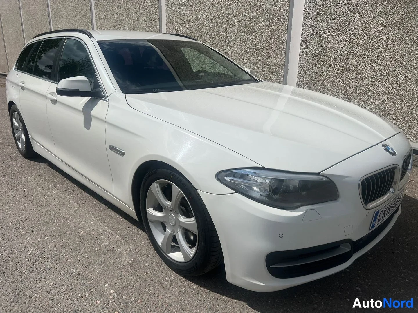 Vit BMW 530d xDrive 2014, snett framifrån, fronten åt höger, bild 11