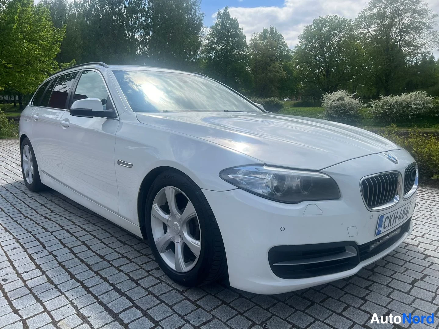 Vit BMW 530d xDrive 2014, snett framifrån, fronten åt höger, bild 7