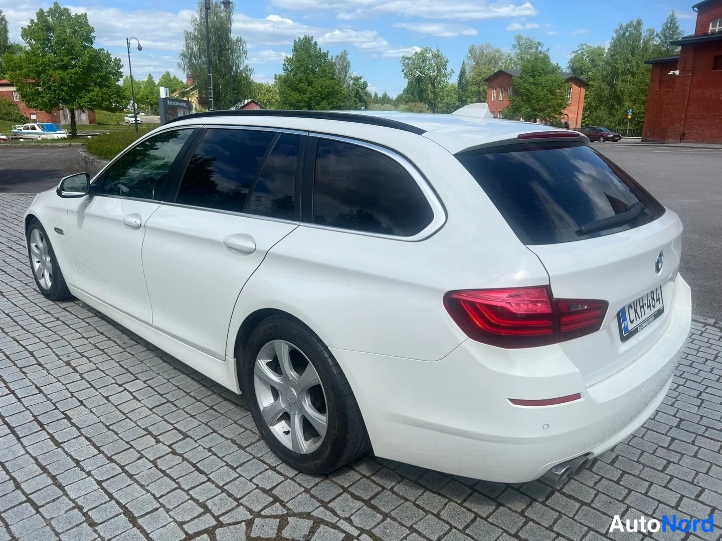 Vit BMW 530d xDrive 2014, snett bakifrån, bild 17