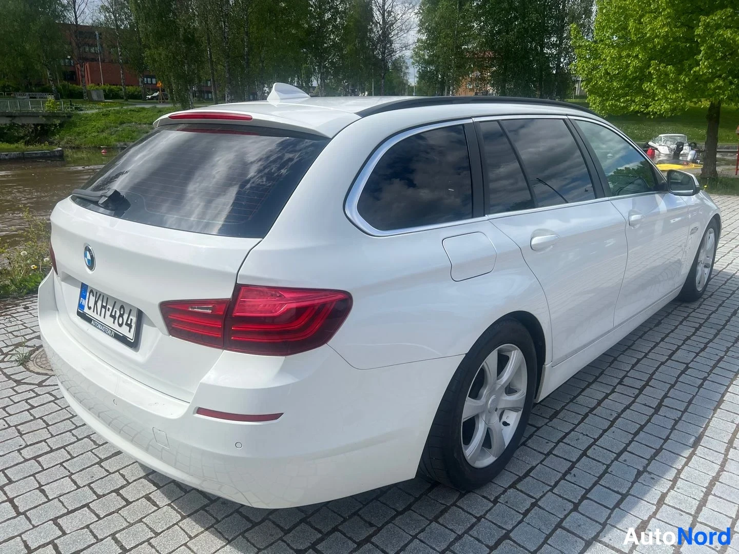 Vit BMW 530d xDrive 2014, snett bakifrån, bild 18