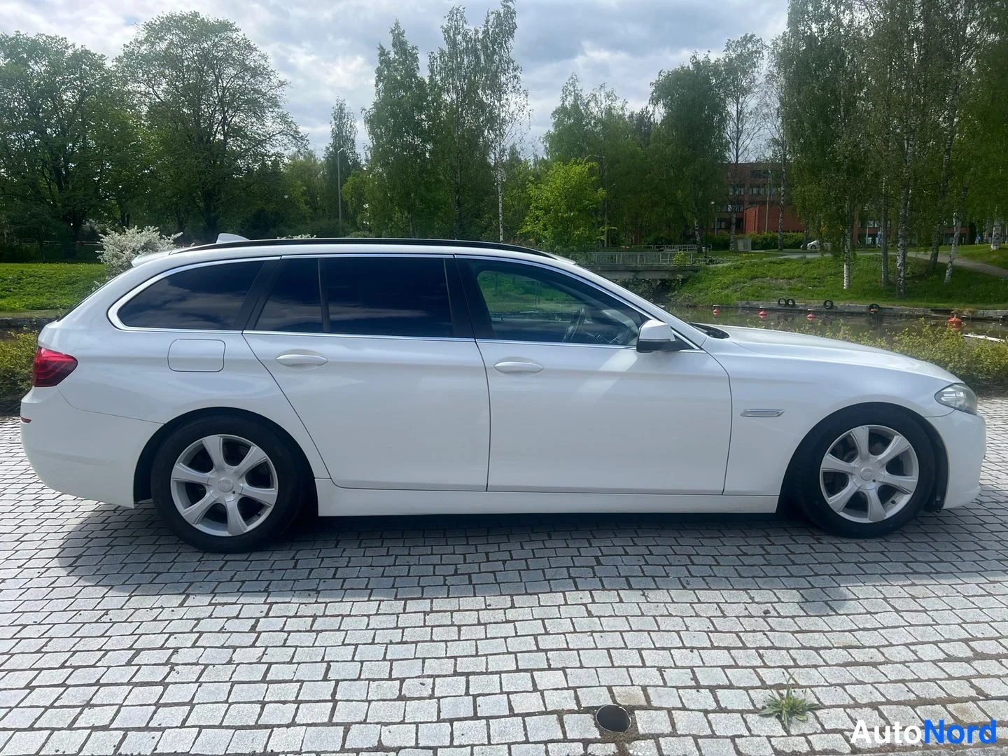 Vit BMW 530d xDrive 2014, från sidan, bild 14