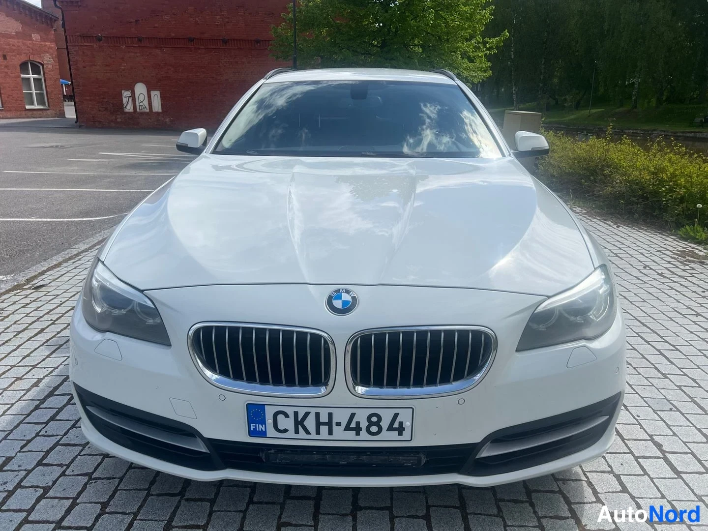 Vit BMW 530d xDrive 2014, framifrån, bild 12