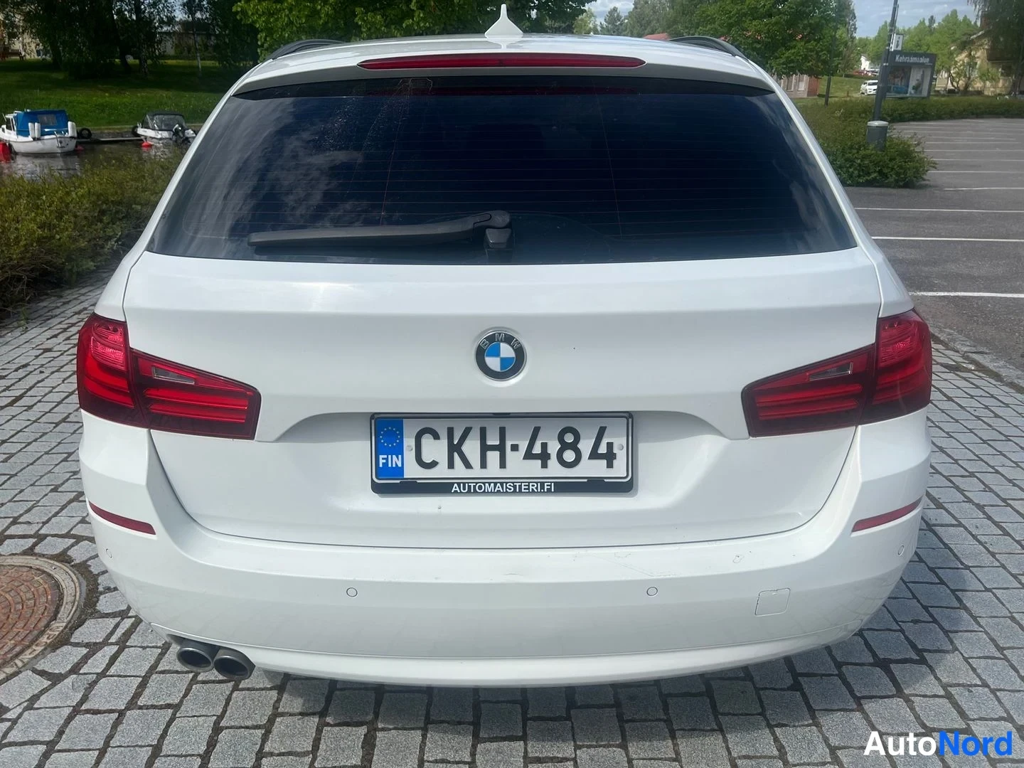 Vit BMW 530d xDrive 2014, bakifrån, bild 20