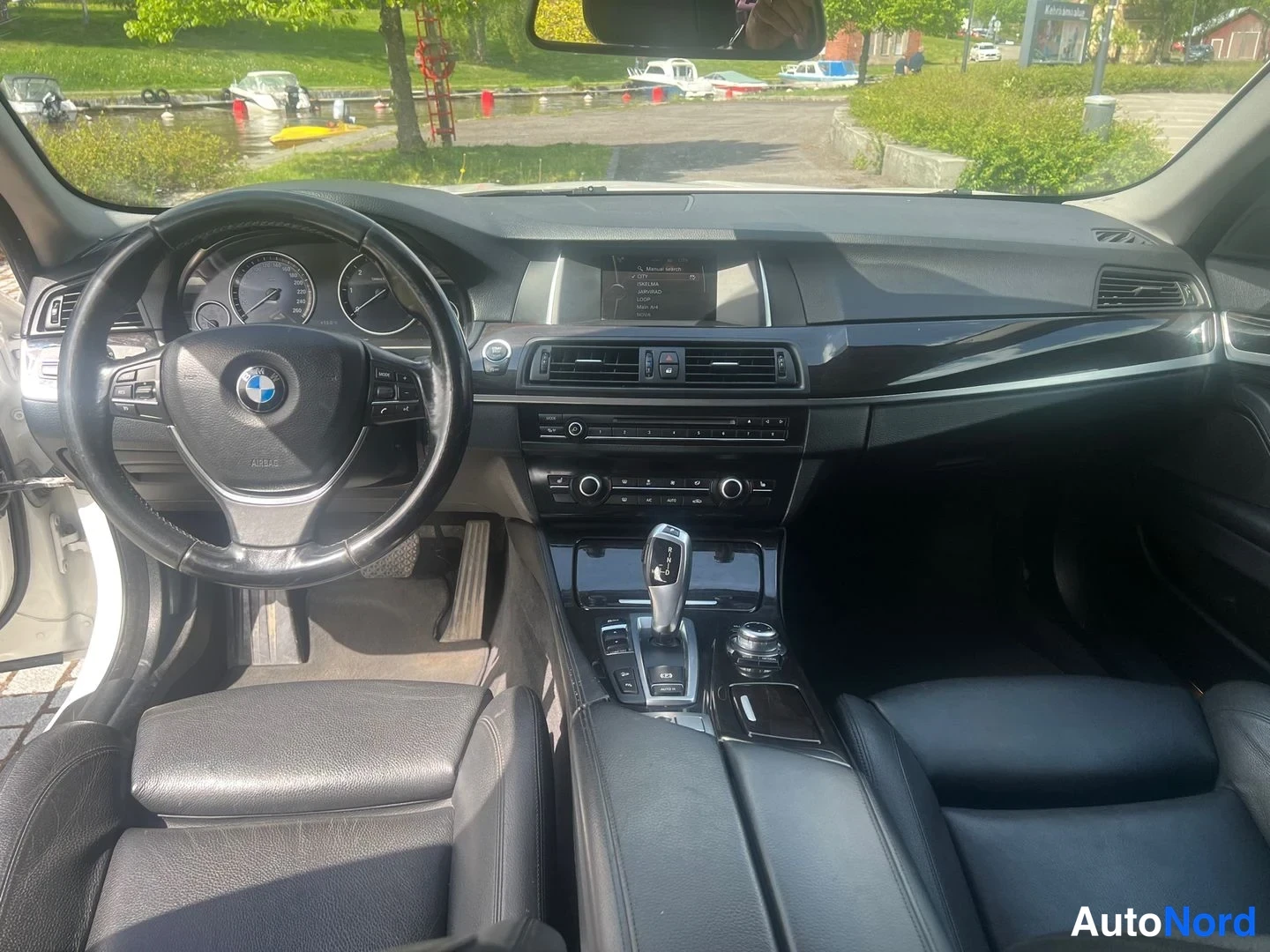 Vit BMW 530d xDrive 2014, förarplats, bild 22