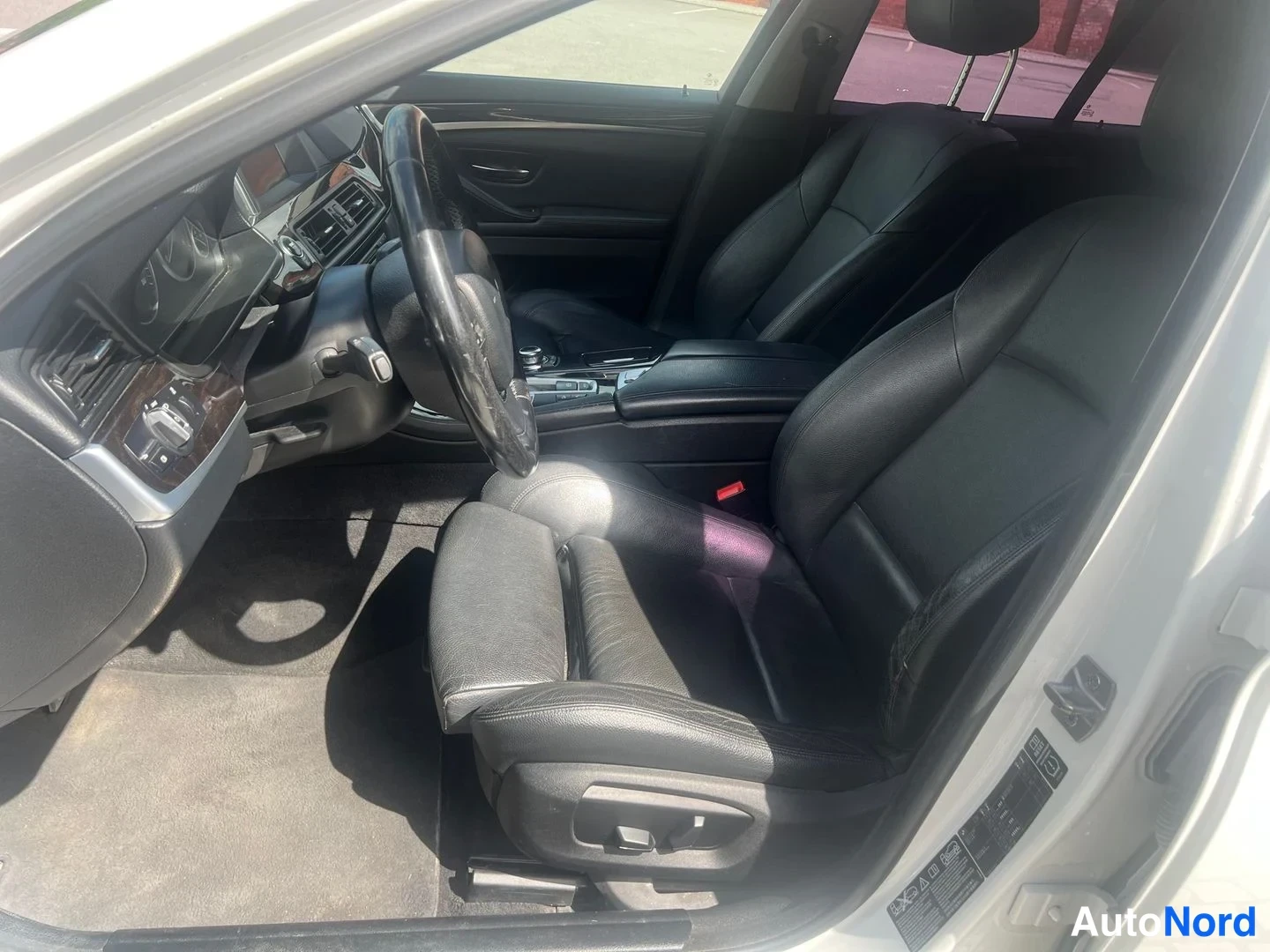 Vit BMW 530d xDrive 2014, framsäten, bild 24