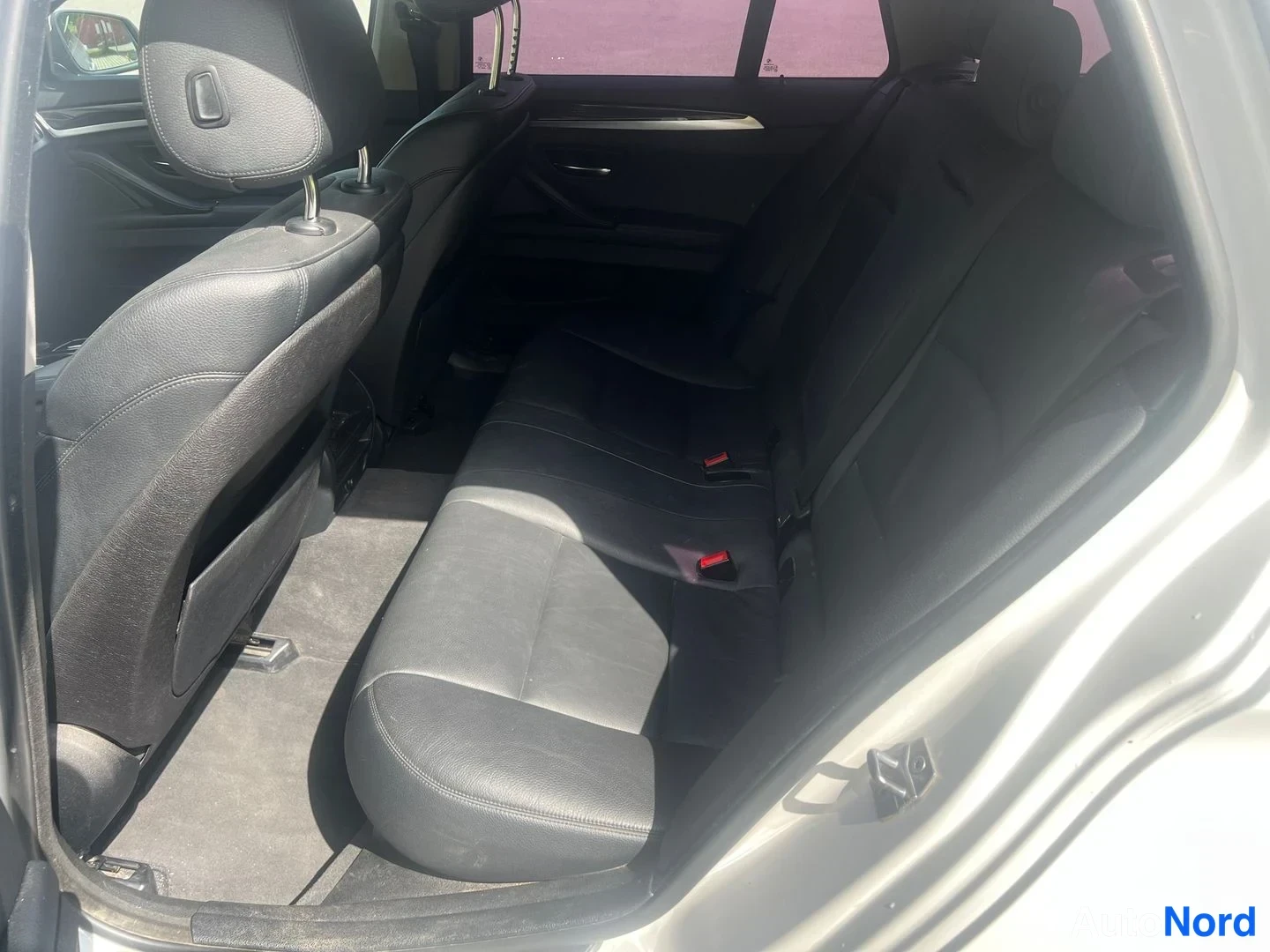 Vit BMW 530d xDrive 2014, baksäten, bild 25