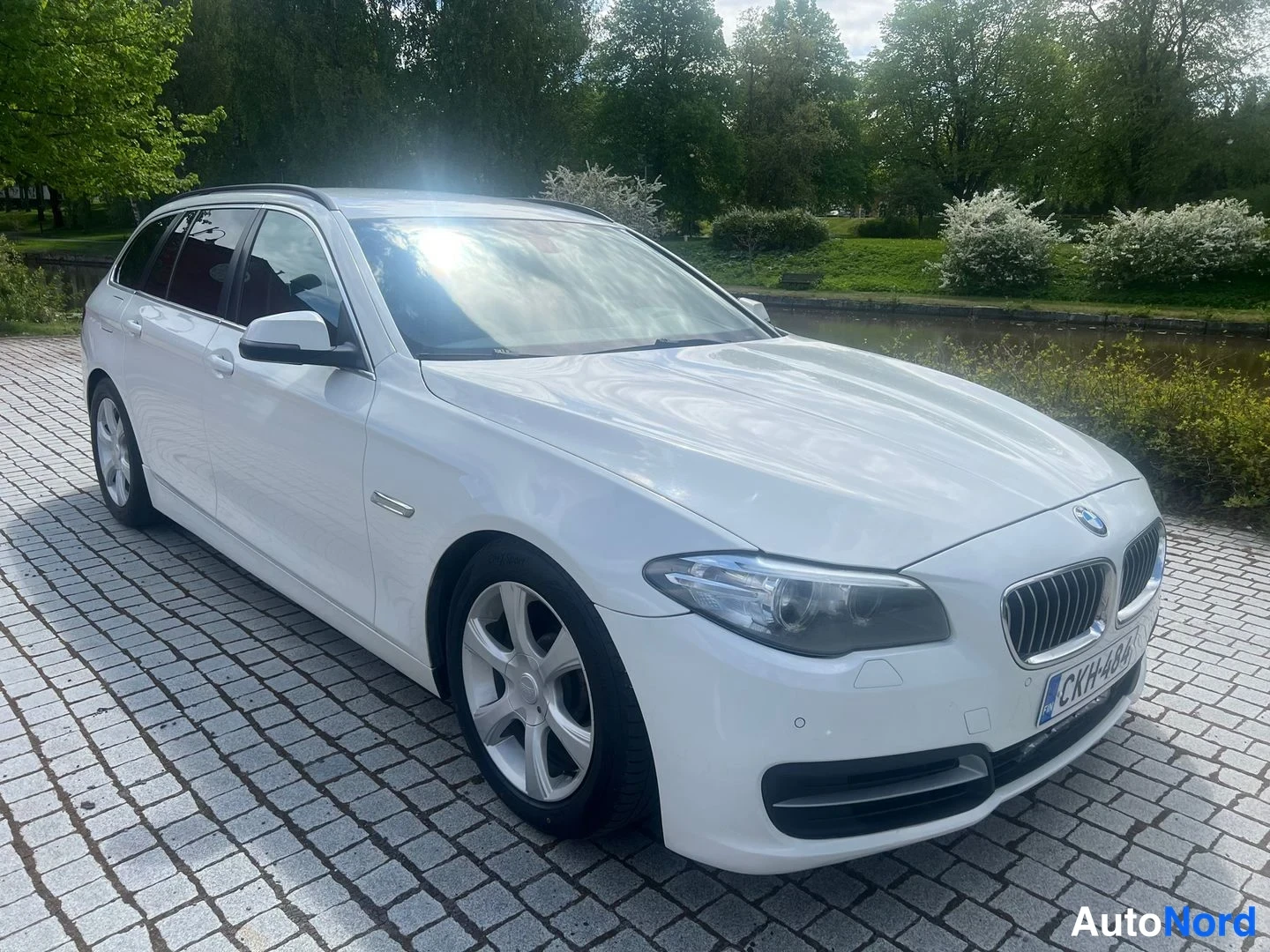 Vit BMW 530d xDrive 2014, snett framifrån, fronten åt höger, bild 8