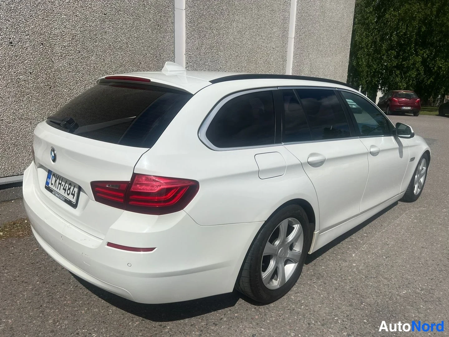 Vit BMW 530d xDrive 2014, snett bakifrån, bild 16