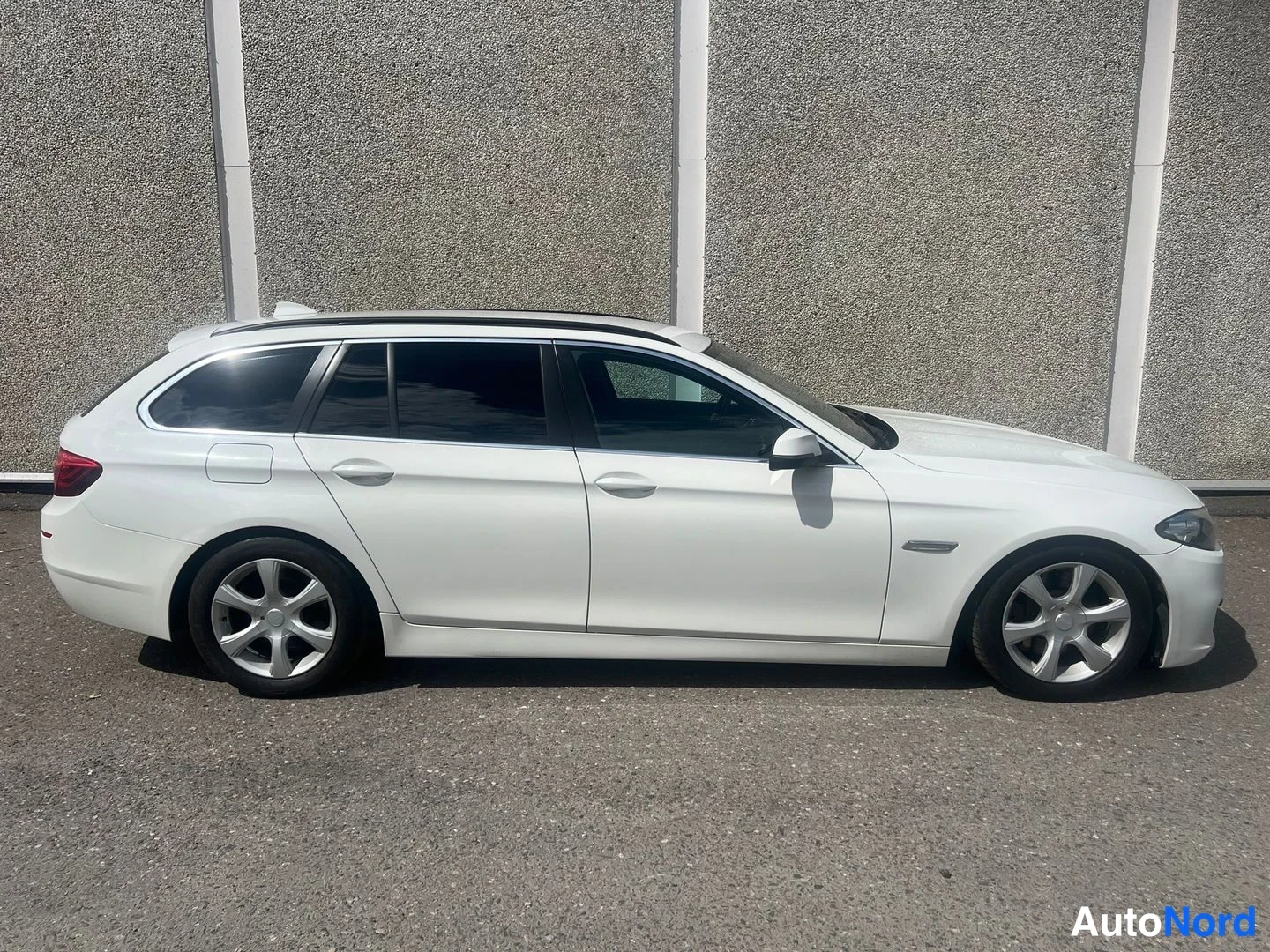 Vit BMW 530d xDrive 2014, från sidan, bild 15