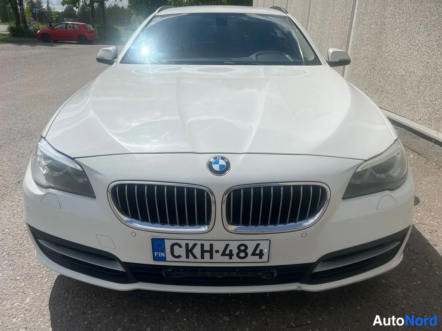 Vit BMW 530d xDrive 2014, framifrån, bild 13