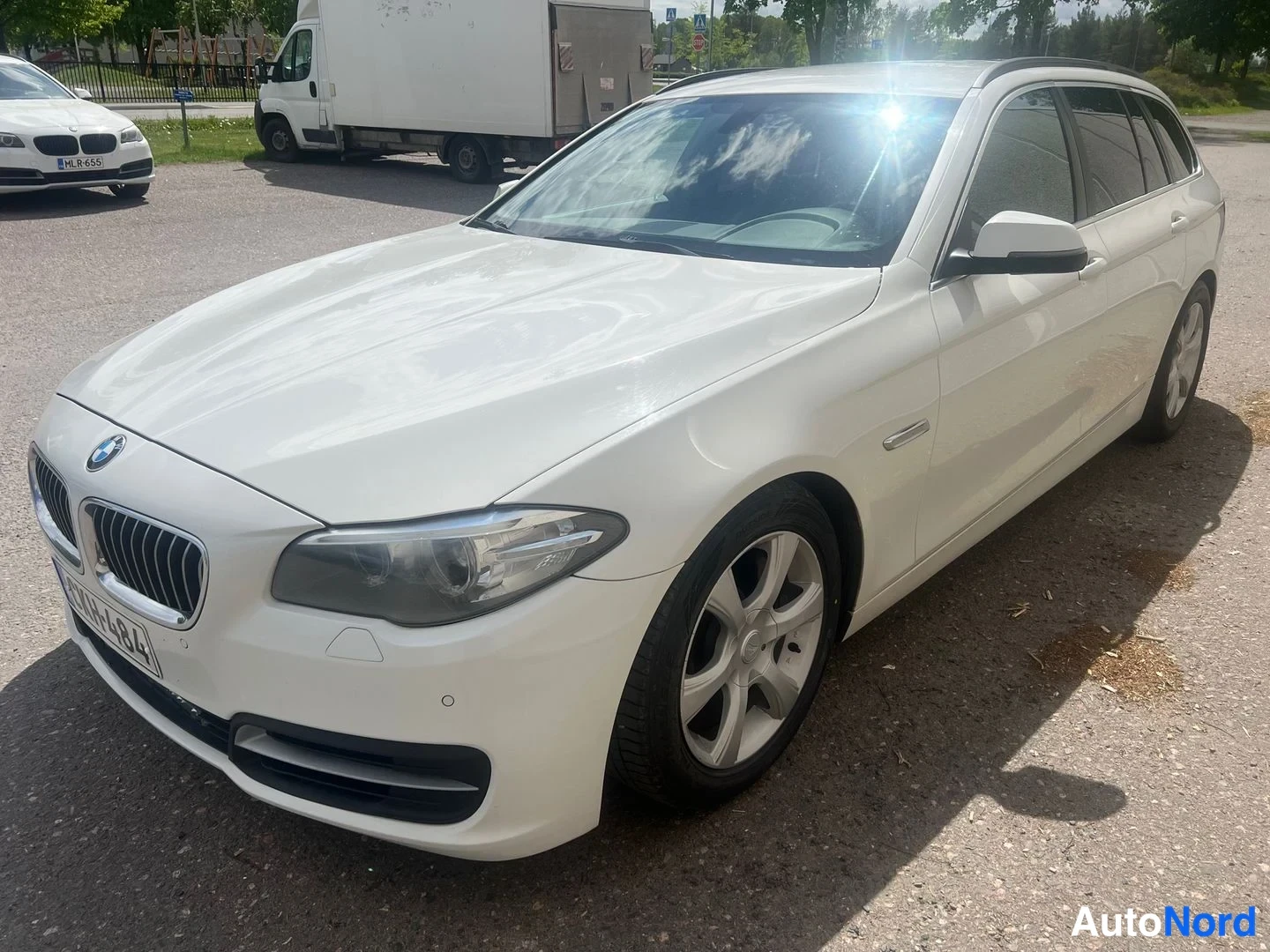 Vit BMW 530d xDrive 2014, snett framifrån, fronten åt vänster, bild 2