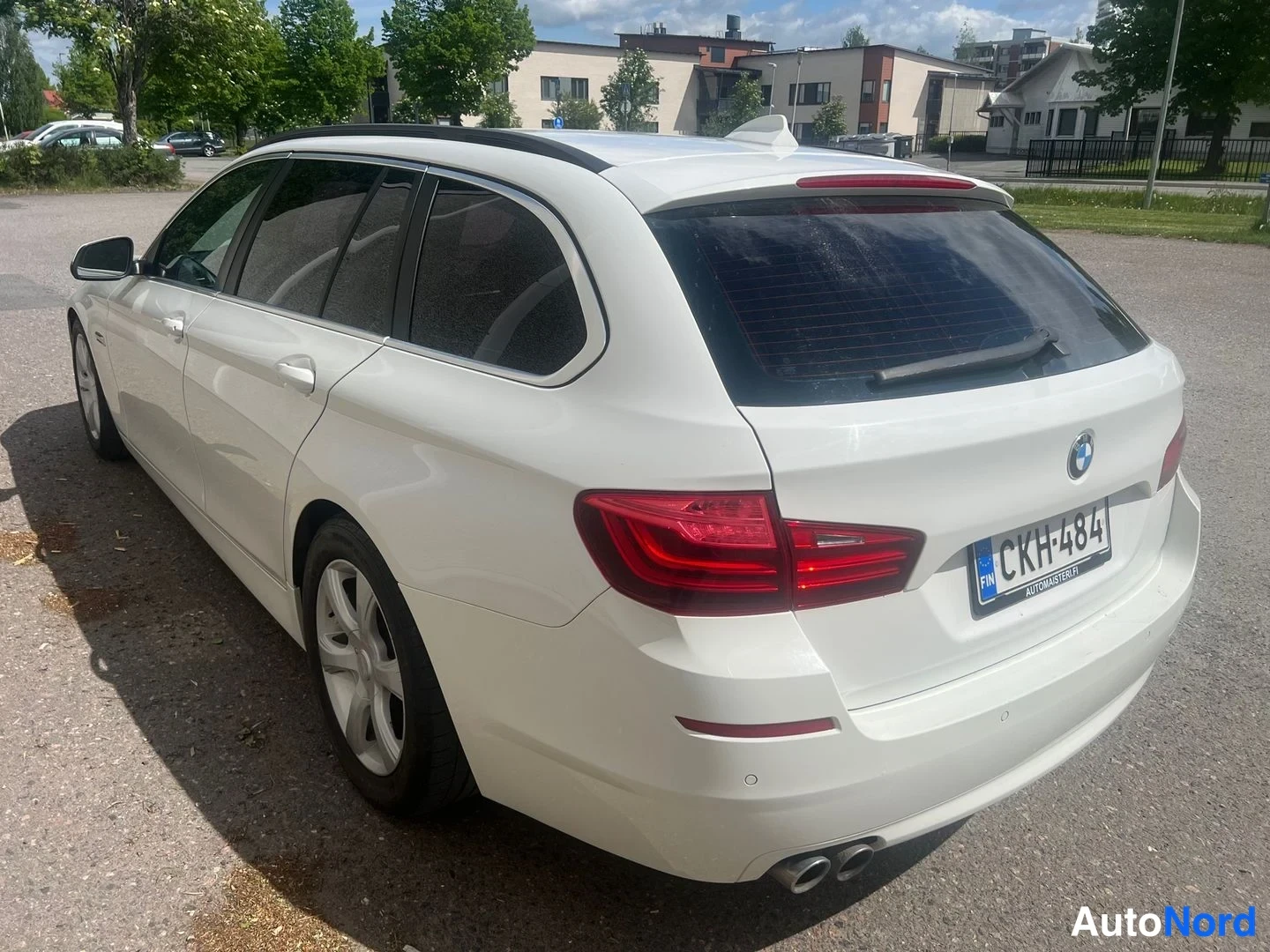 Vit BMW 530d xDrive 2014, snett bakifrån, bild 19