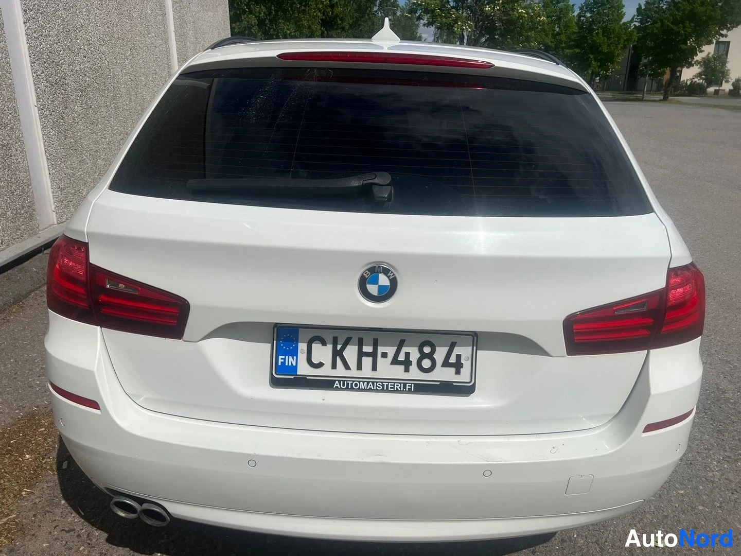Vit BMW 530d xDrive 2014, bakifrån, bild 21