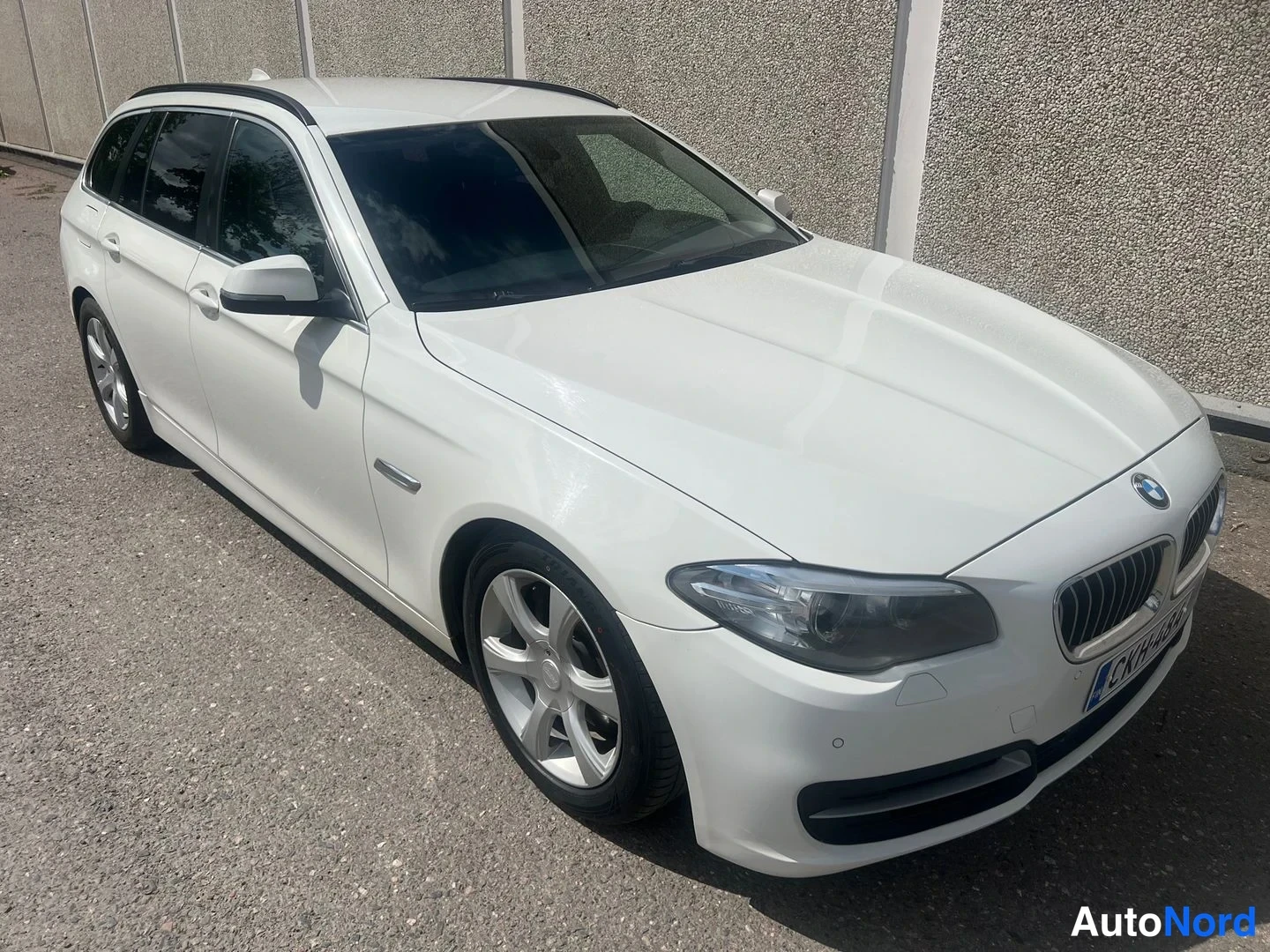 Vit BMW 530d xDrive 2014, snett framifrån, fronten åt höger, bild 9