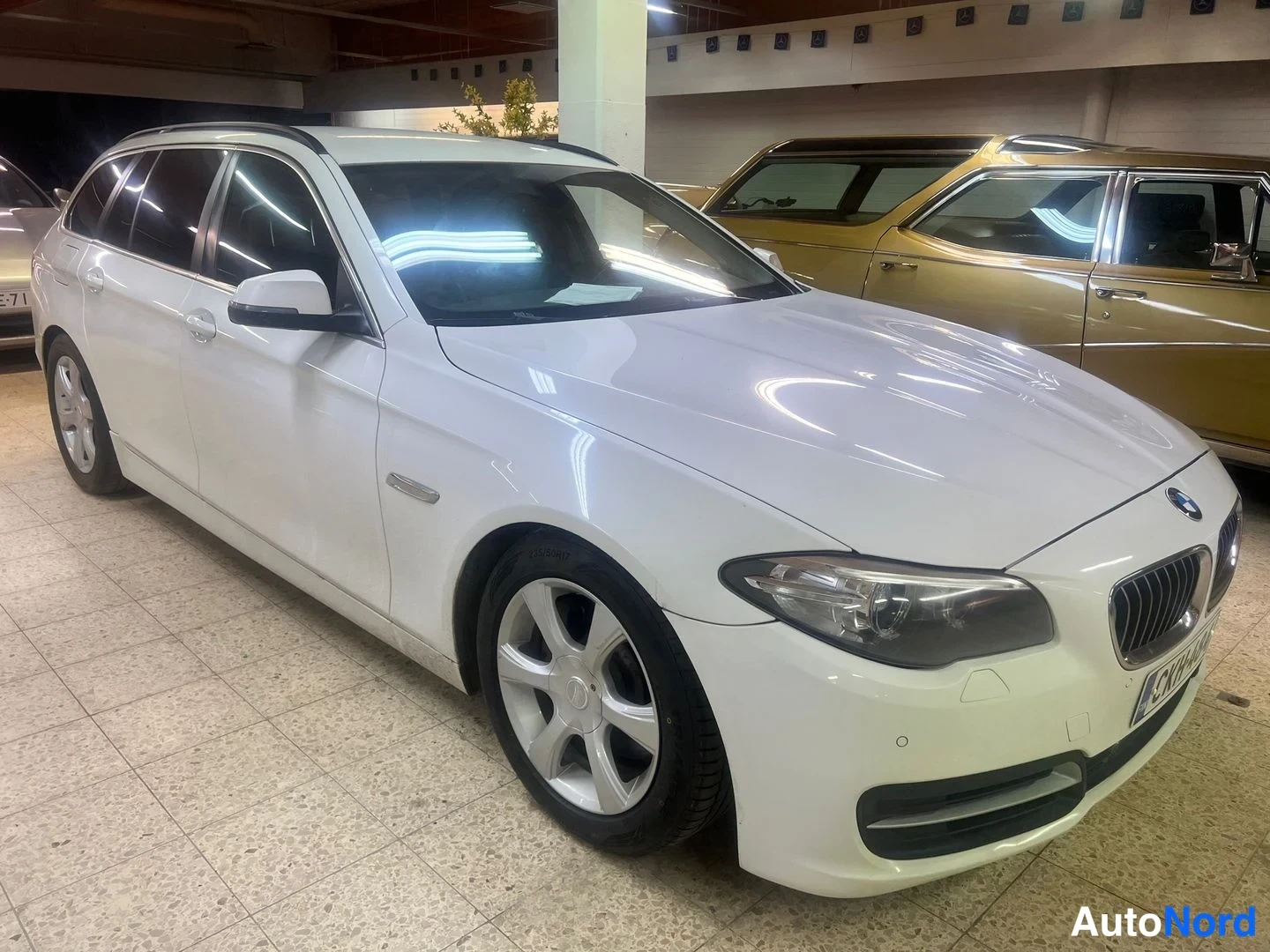 Vit BMW 530d xDrive 2014, snett framifrån, fronten åt höger, bild 5