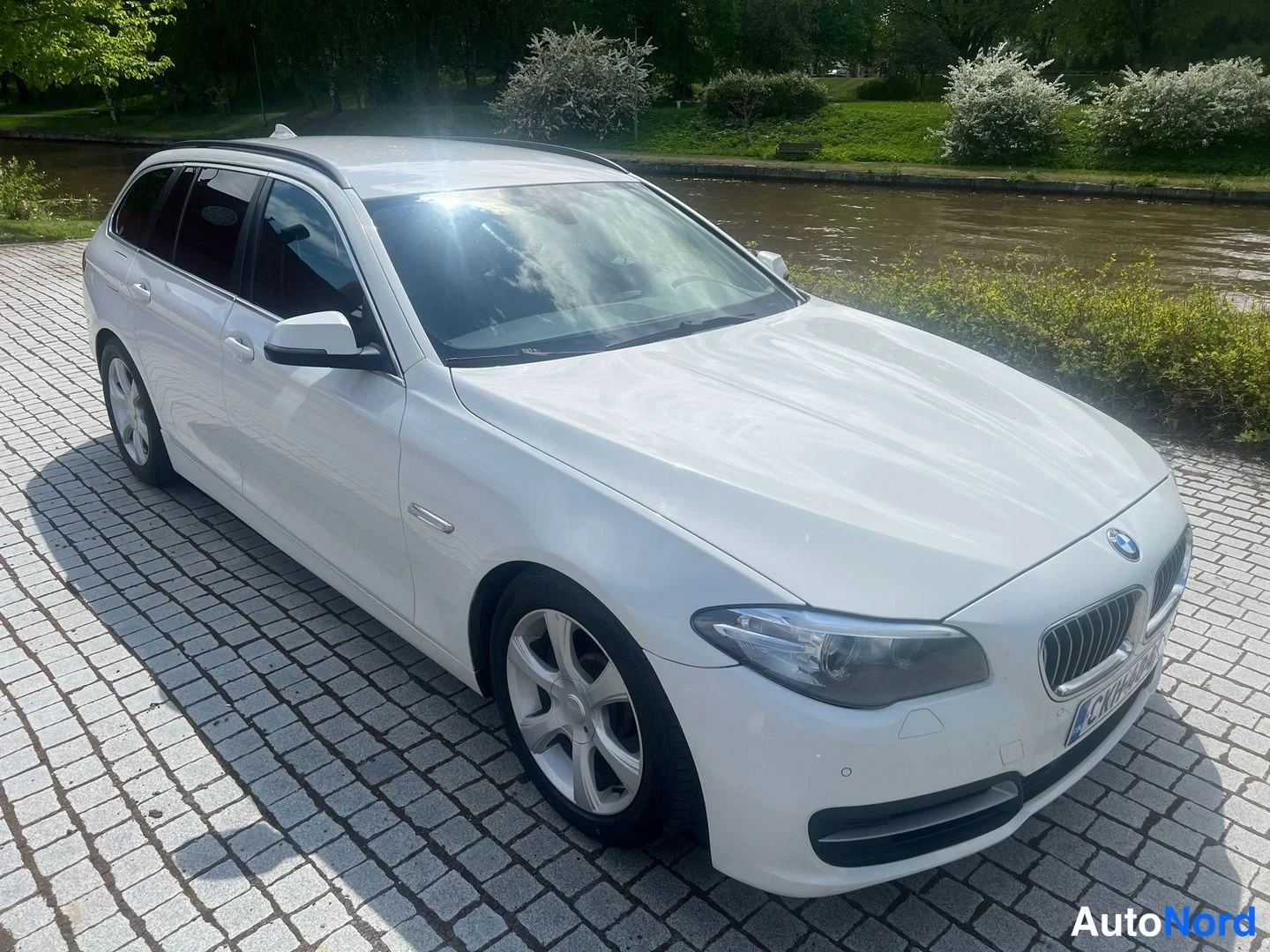 Vit BMW 530d xDrive 2014, snett framifrån, fronten åt höger, bild 6