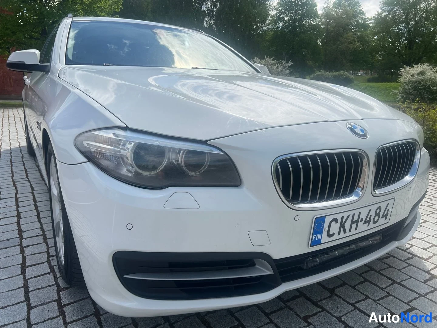 Vit BMW 530d xDrive 2014, snett framifrån, fronten åt höger, bild 10