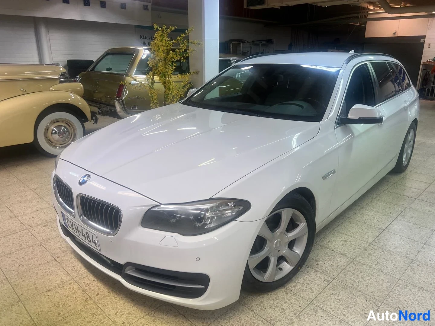 Vit BMW 530d xDrive 2014, snett framifrån, fronten åt vänster, bild 3