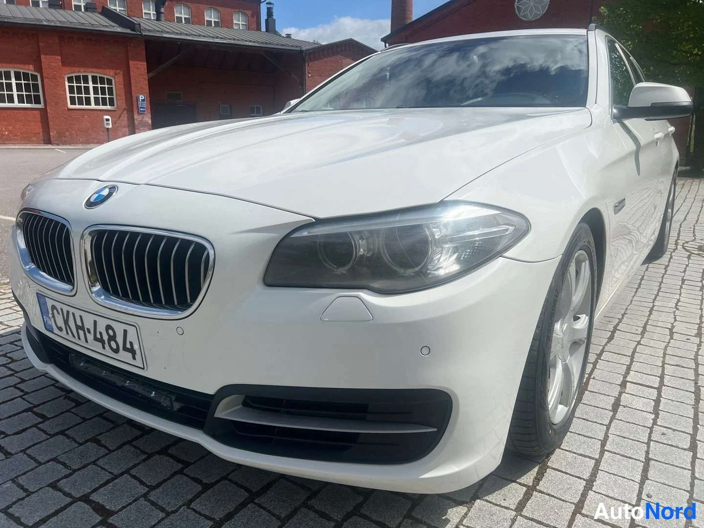 Vit BMW 530d xDrive 2014, snett framifrån, fronten åt vänster, bild 4