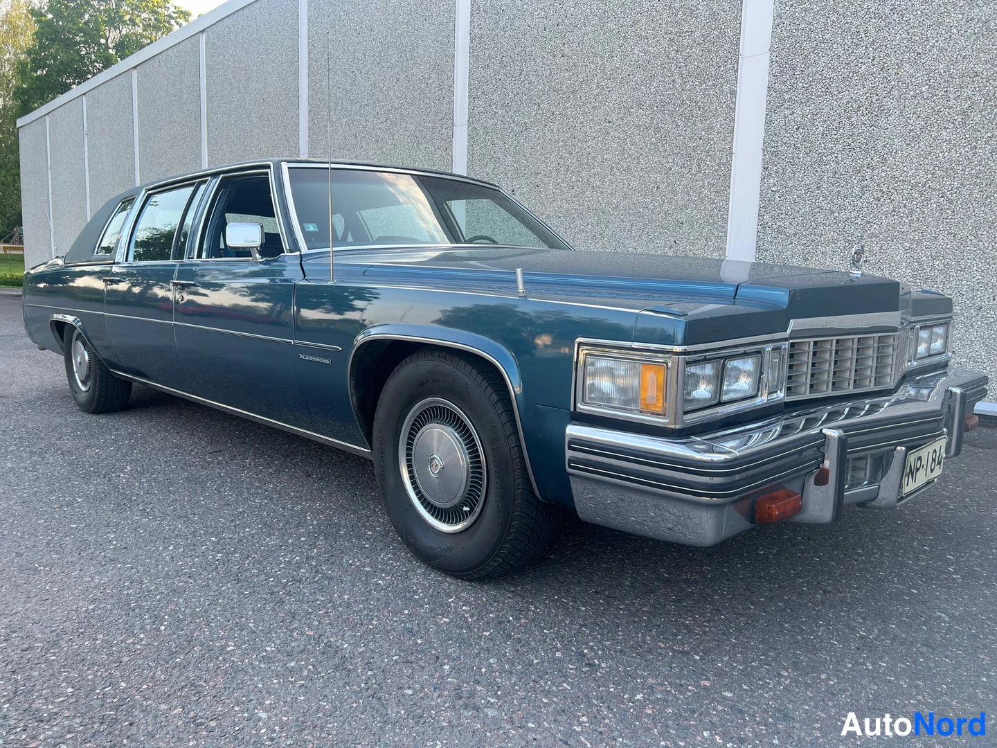 Blå Cadillac Fleetwood 1977, snett framifrån, fronten åt höger, bild 5