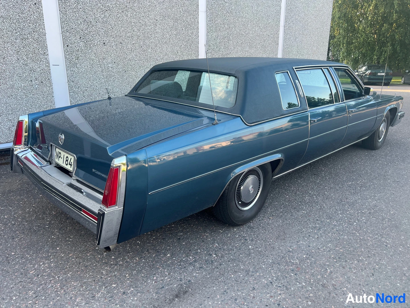 Blå Cadillac Fleetwood 1977, snett bakifrån, bild 15