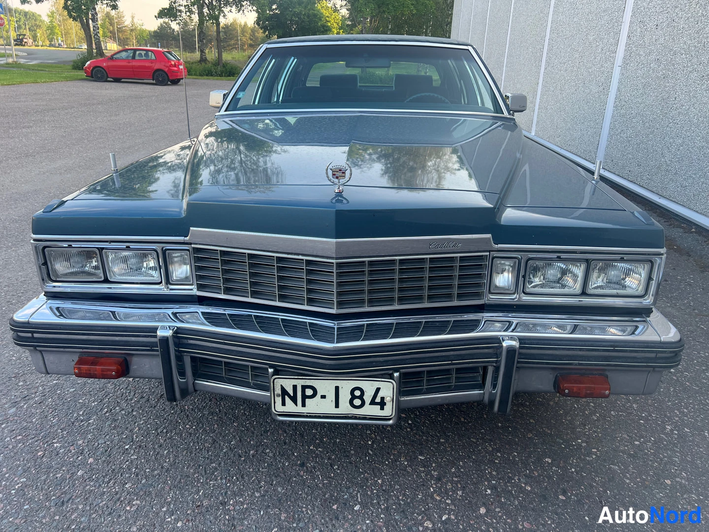 Blå Cadillac Fleetwood 1977, framifrån, bild 10