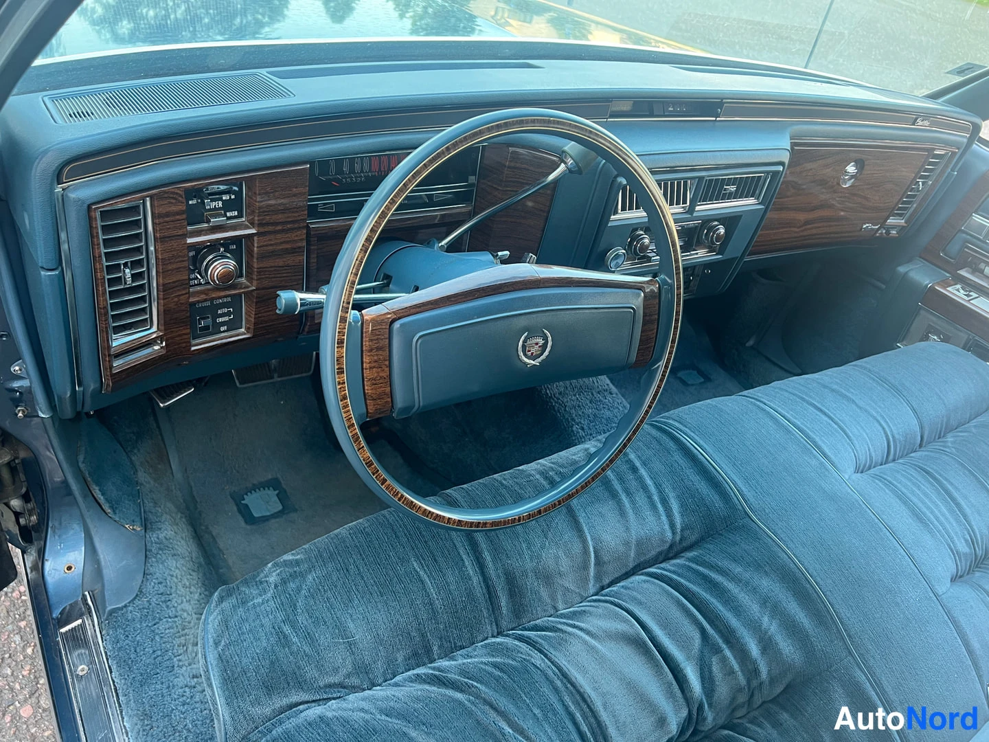 Blå Cadillac Fleetwood 1977, förarplats, bild 17