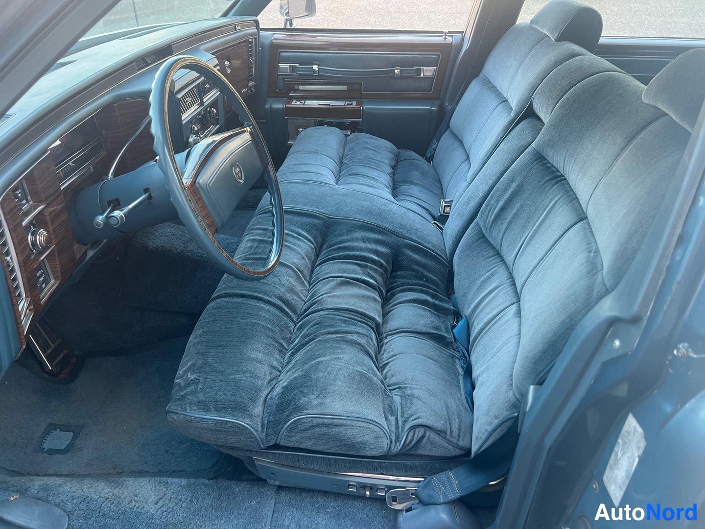 Blå Cadillac Fleetwood 1977, framsäten, bild 19