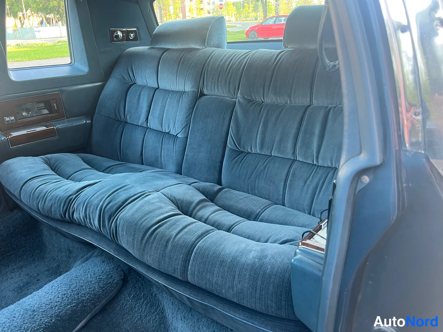 Blå Cadillac Fleetwood 1977, baksäten, bild 20