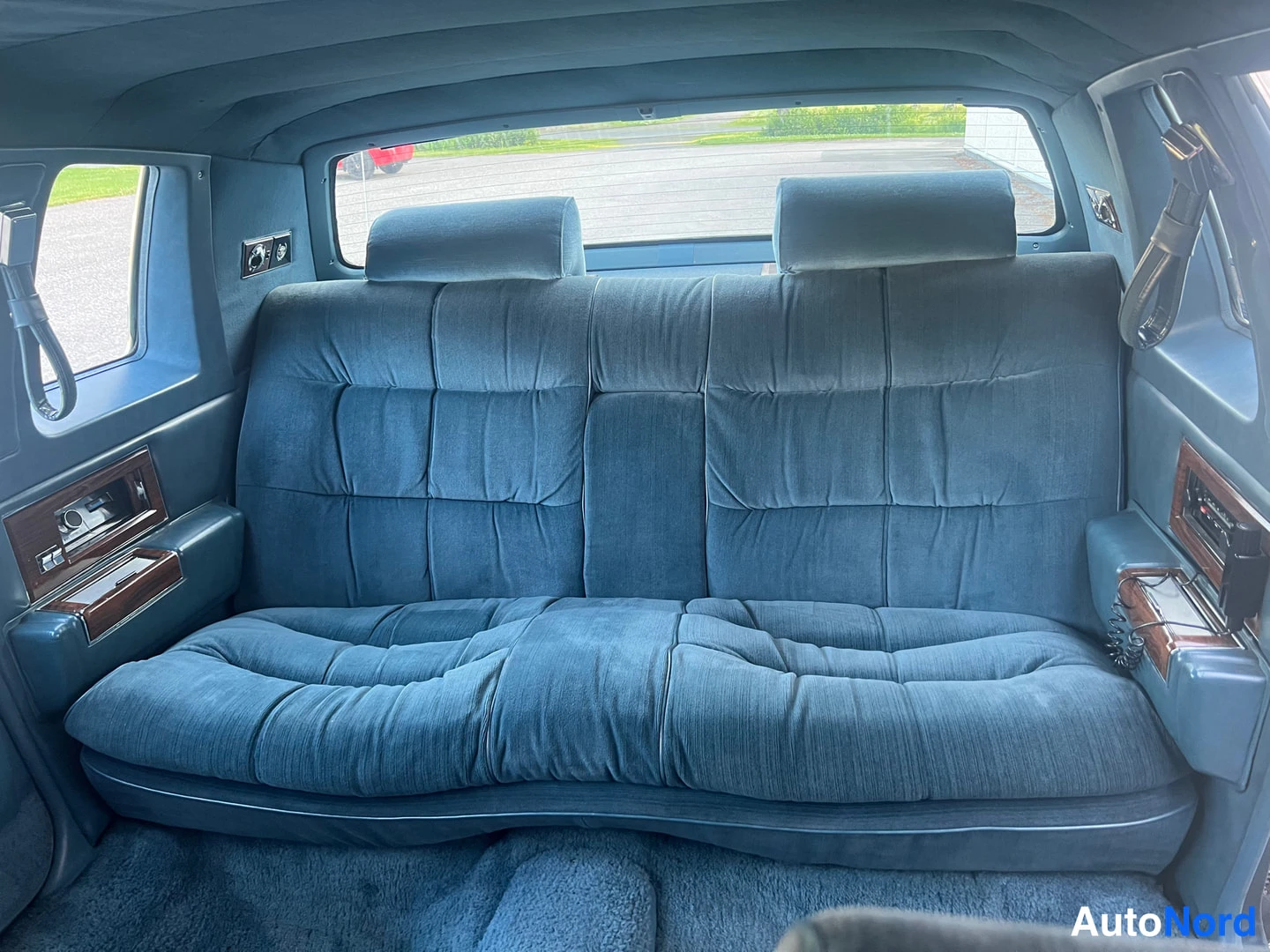 Blå Cadillac Fleetwood 1977, baksäten, bild 21