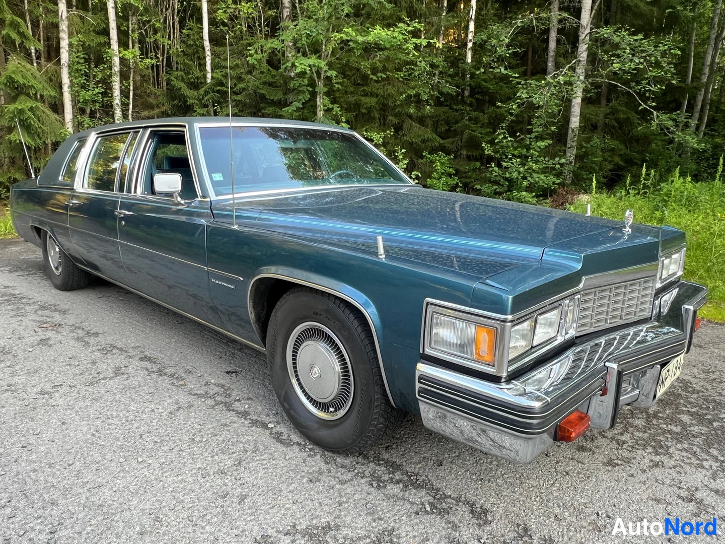 Blå Cadillac Fleetwood 1977, snett framifrån, fronten åt höger, bild 6