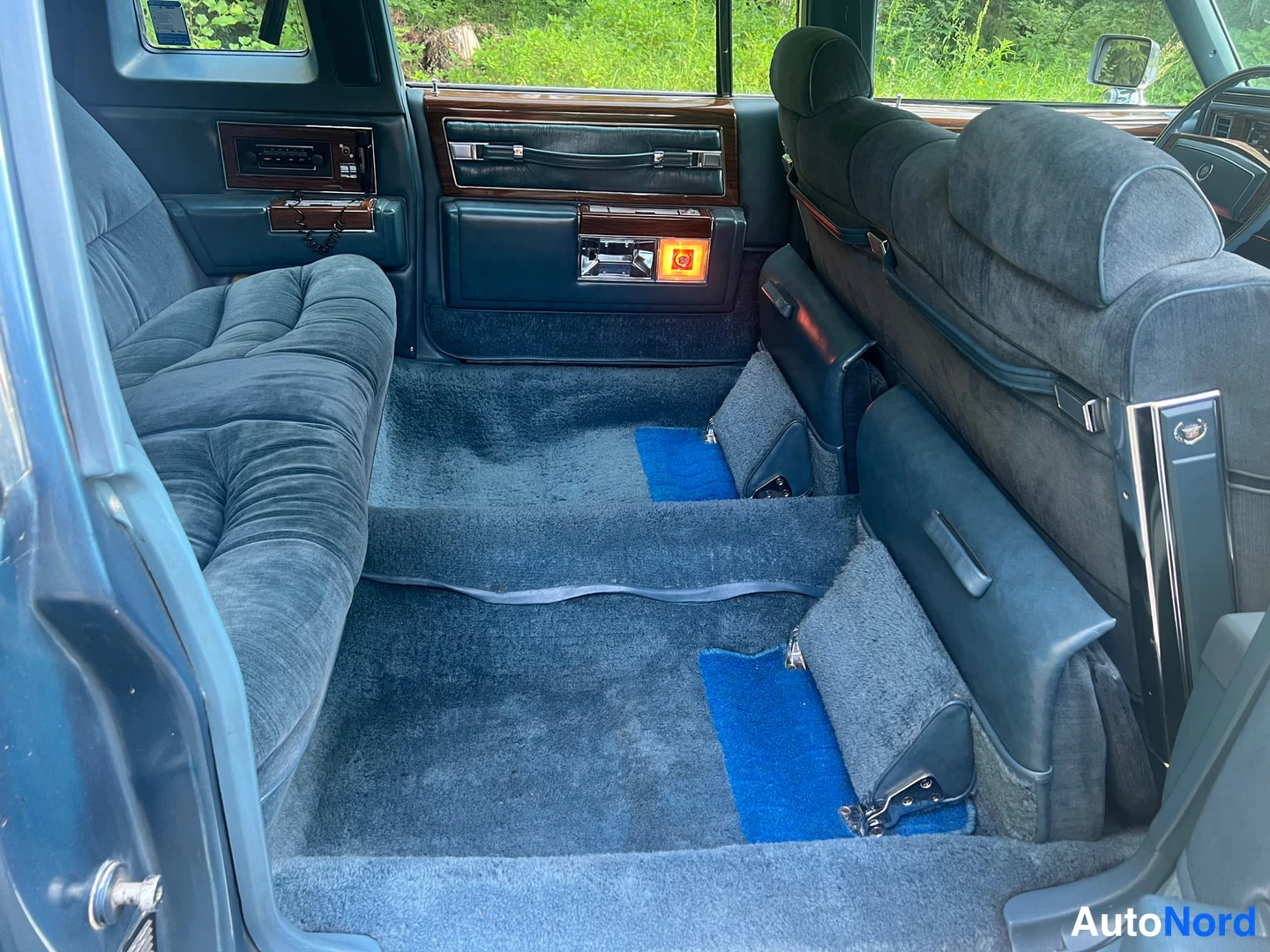 Blå Cadillac Fleetwood 1977, baksäten, bild 24