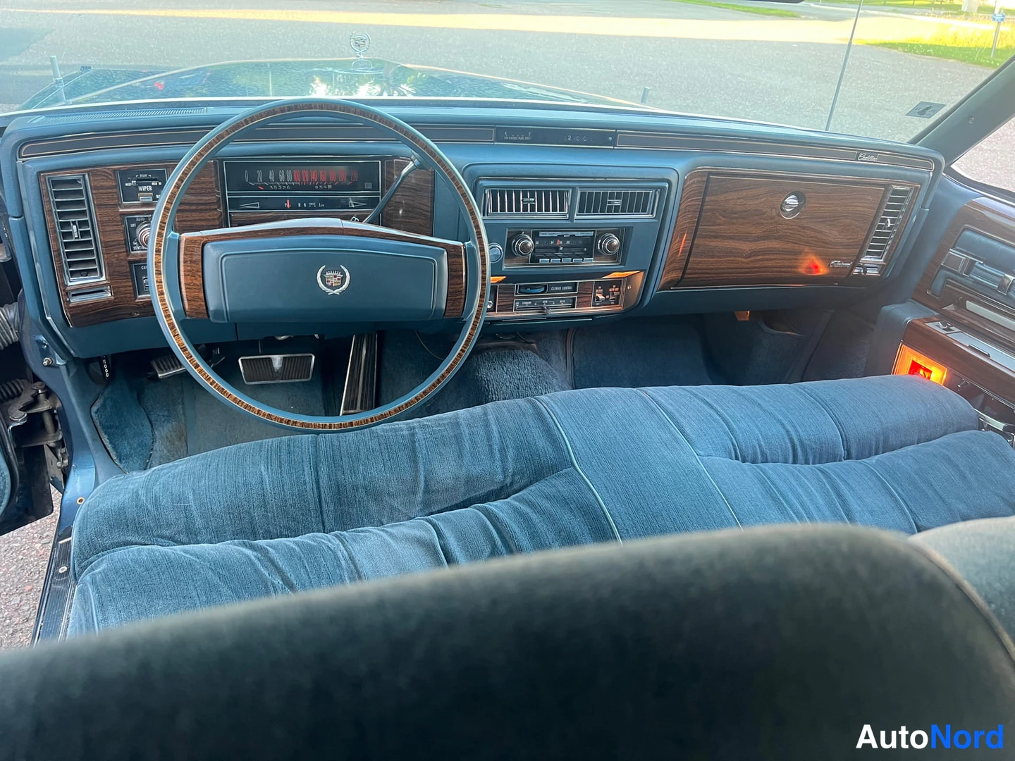 Blå Cadillac Fleetwood 1977, förarplats, bild 18