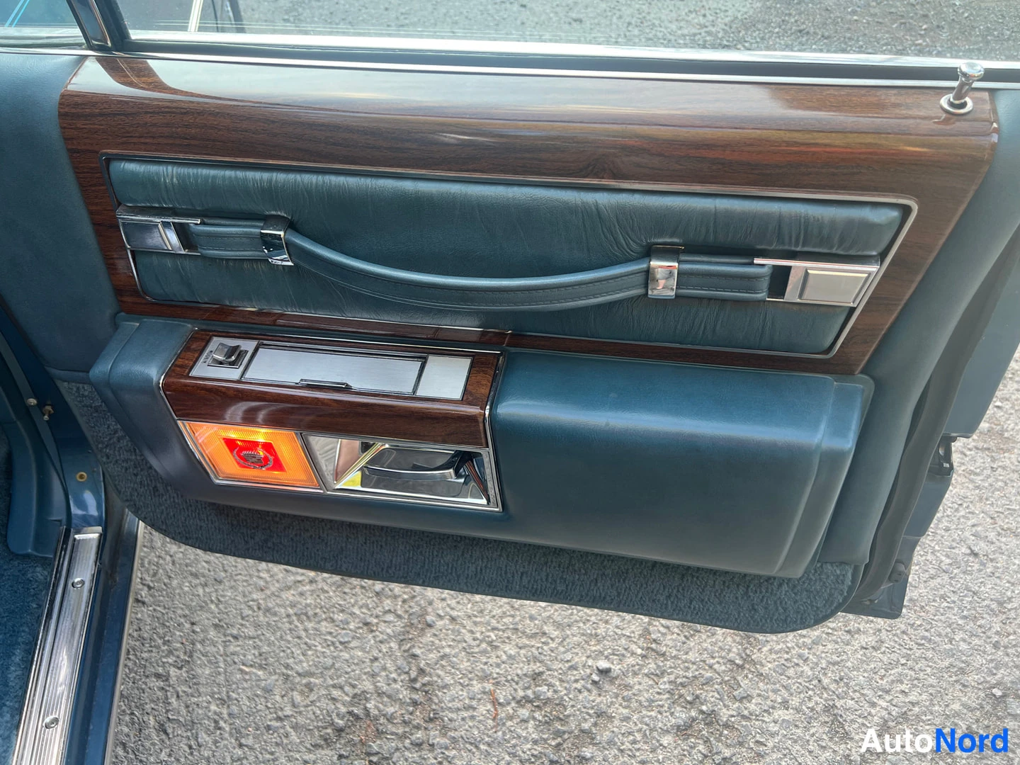 Blå Cadillac Fleetwood 1977, detalj, bild 26