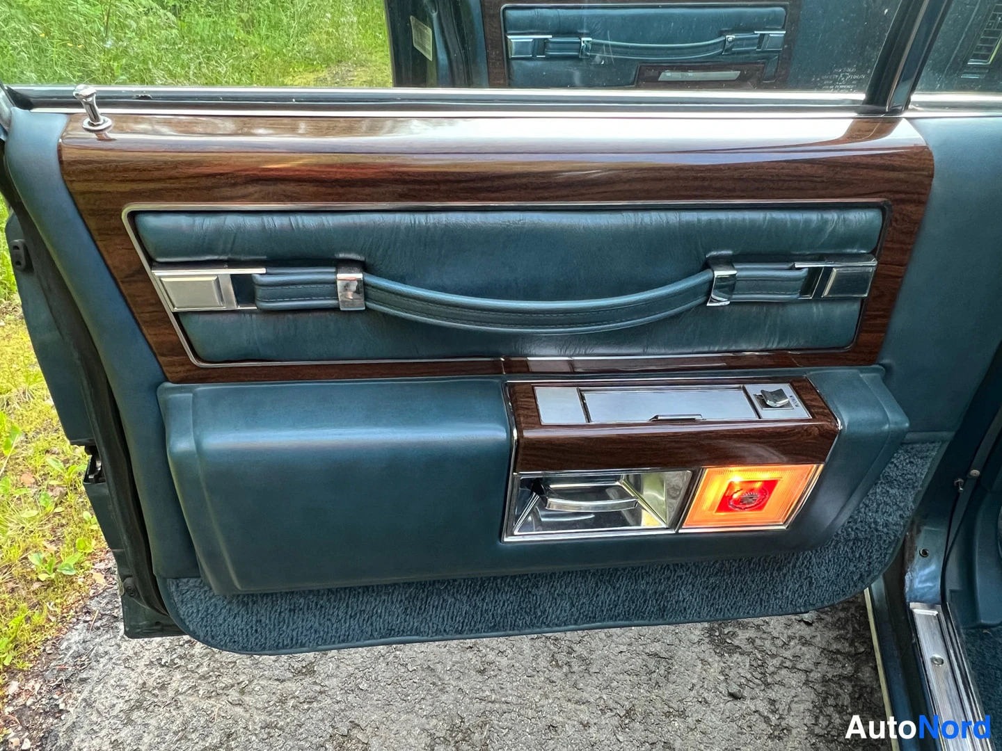 Blå Cadillac Fleetwood 1977, detalj, bild 27