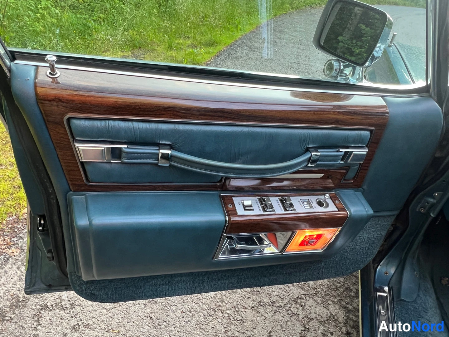 Blå Cadillac Fleetwood 1977, detalj, bild 28