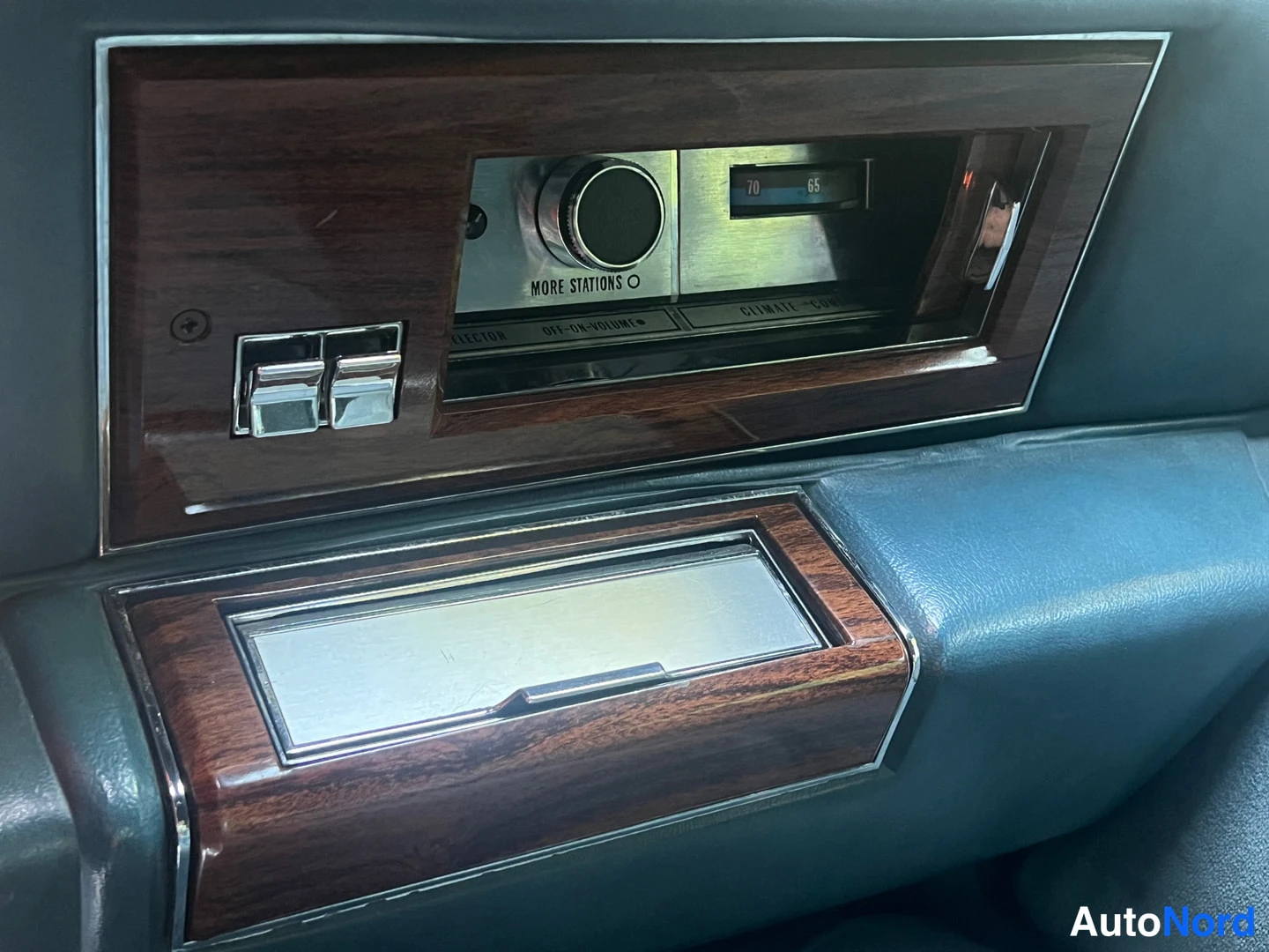Blå Cadillac Fleetwood 1977, detalj, bild 29