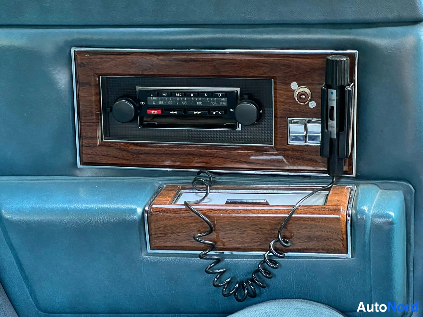 Blå Cadillac Fleetwood 1977, detalj, bild 30