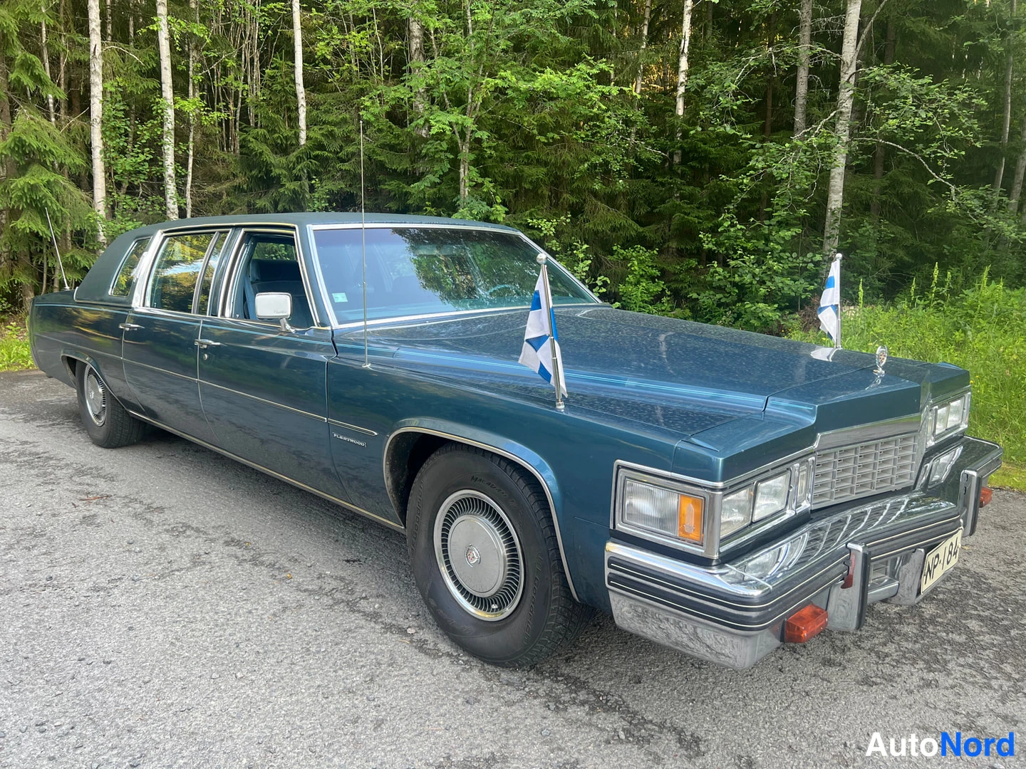 Blå Cadillac Fleetwood 1977, snett framifrån, fronten åt höger, bild 7