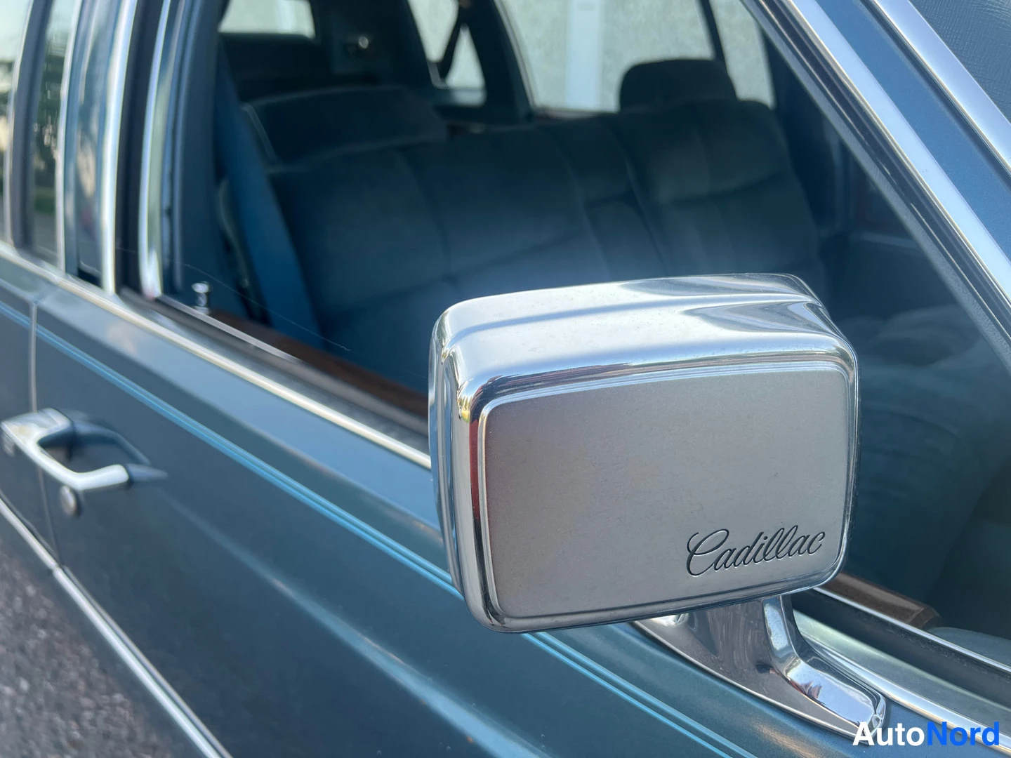 Blå Cadillac Fleetwood 1977, detalj, bild 32