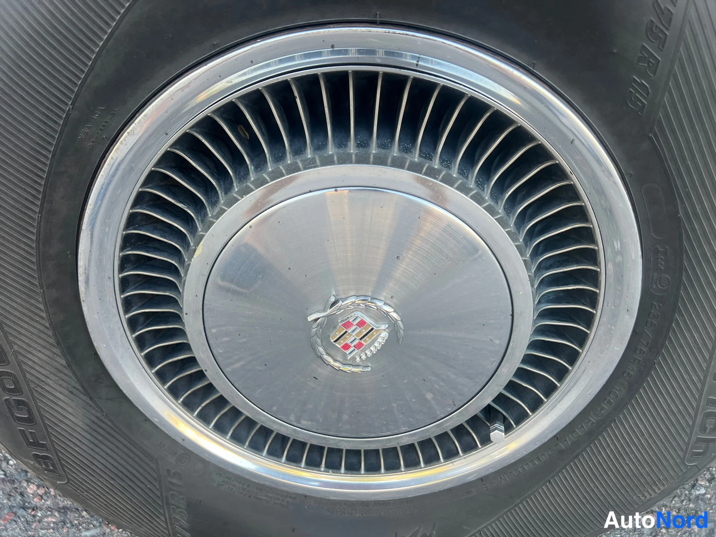 Blå Cadillac Fleetwood 1977, detalj, bild 34