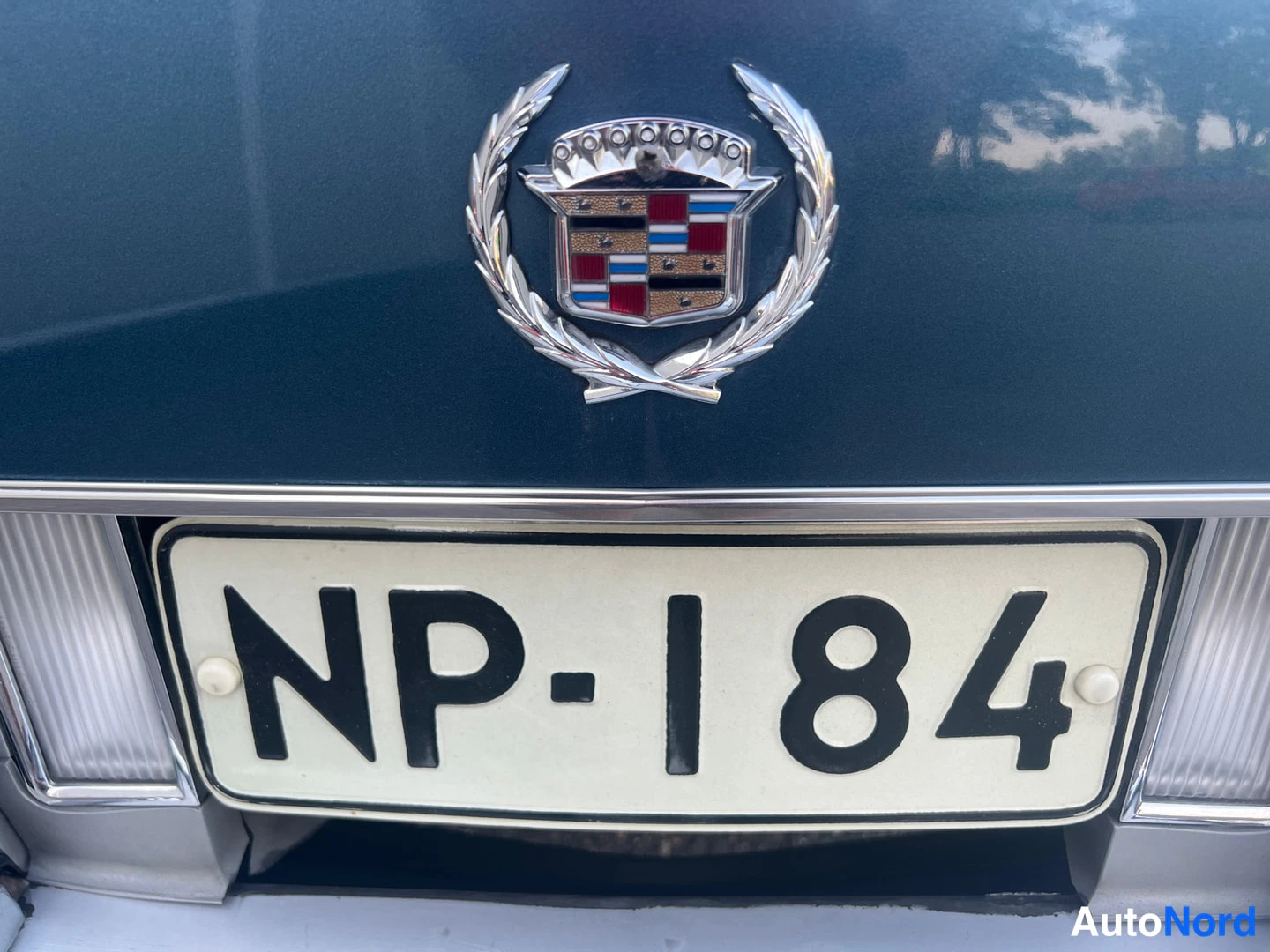 Blå Cadillac Fleetwood 1977, detalj, bild 35