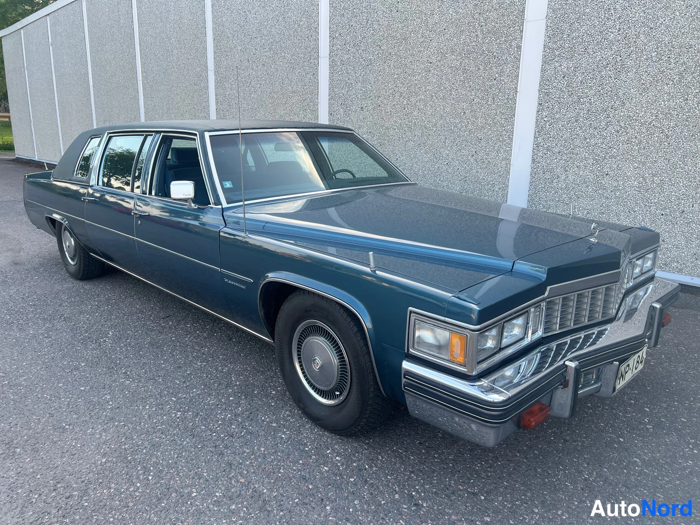 Blå Cadillac Fleetwood 1977, snett framifrån, fronten åt höger, bild 8