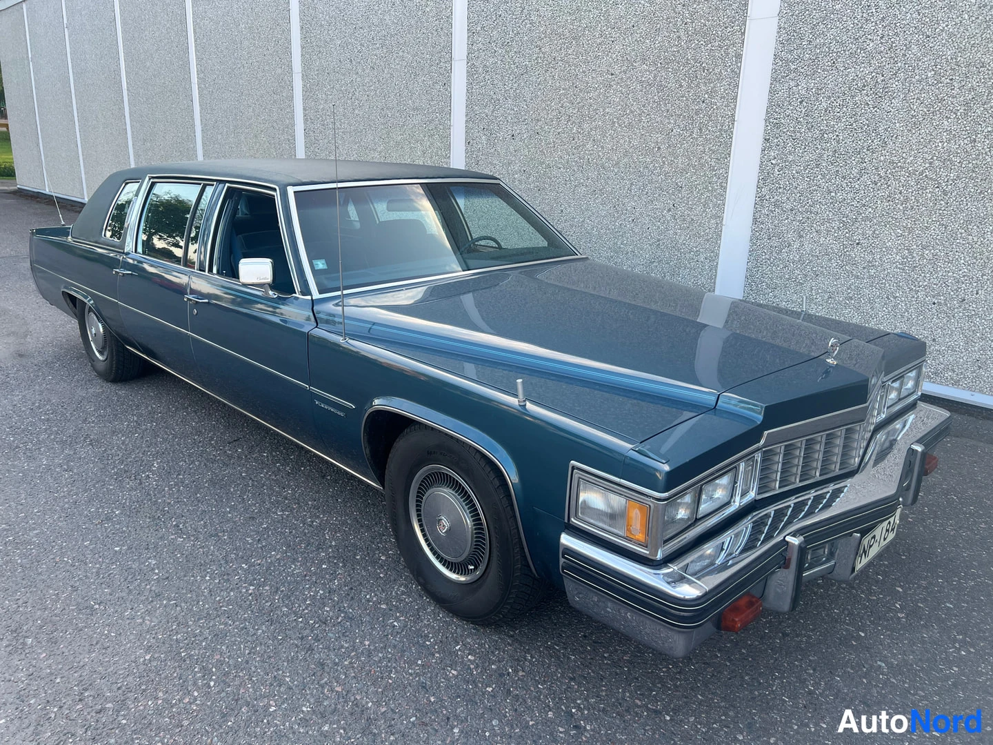 Blå Cadillac Fleetwood 1977, snett framifrån, fronten åt höger, bild 9