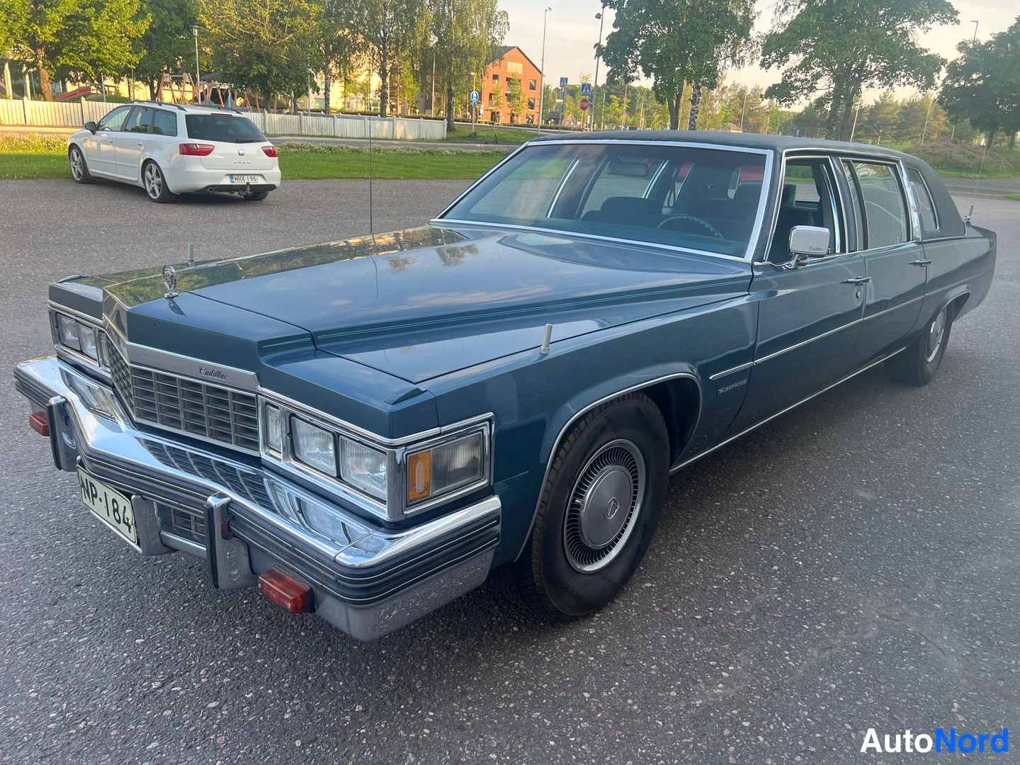 Blå Cadillac Fleetwood 1977, snett framifrån, fronten åt vänster, bild 3