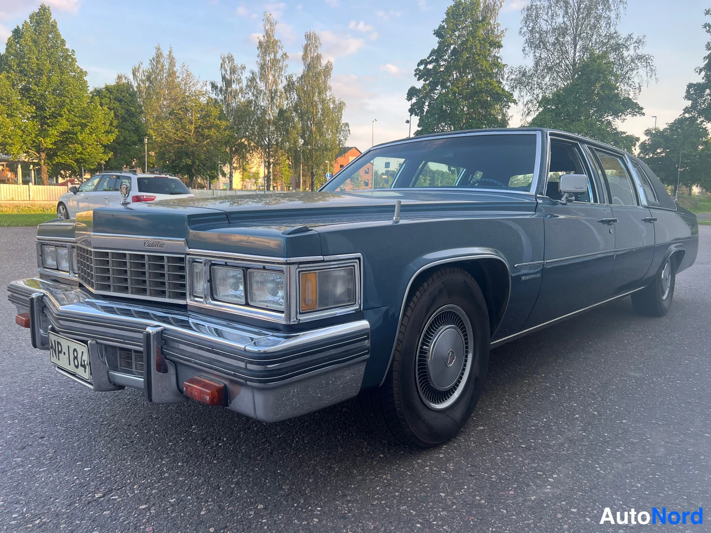 Blå Cadillac Fleetwood 1977, snett framifrån, fronten åt vänster, bild 4