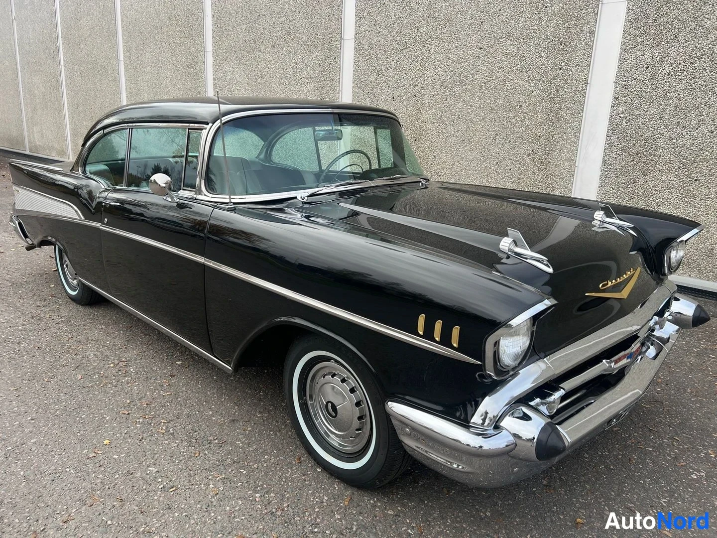 Musta Chevrolet Bel Air 1957, etuviisto, keula oikealle, kuva 6