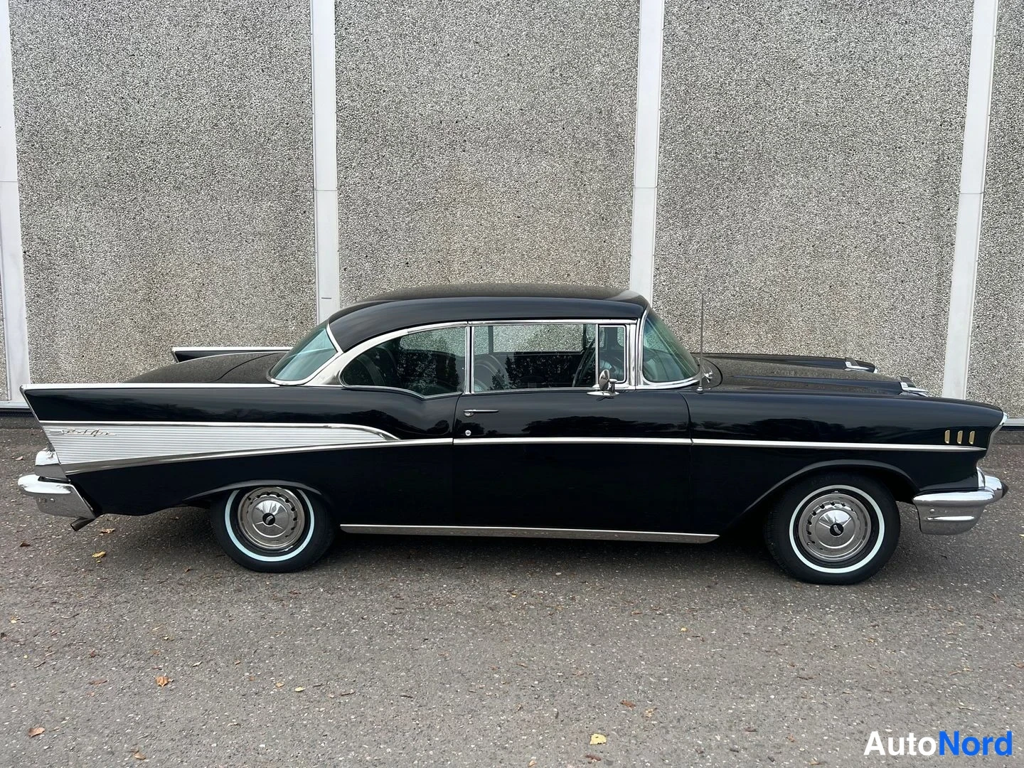 Musta Chevrolet Bel Air 1957, sivulta, kuva 11