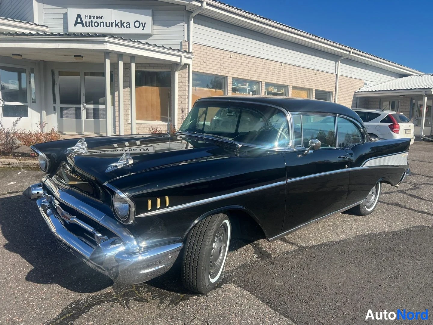 Musta Chevrolet Bel Air 1957, etuviisto, keula vasemmalle, kuva 5