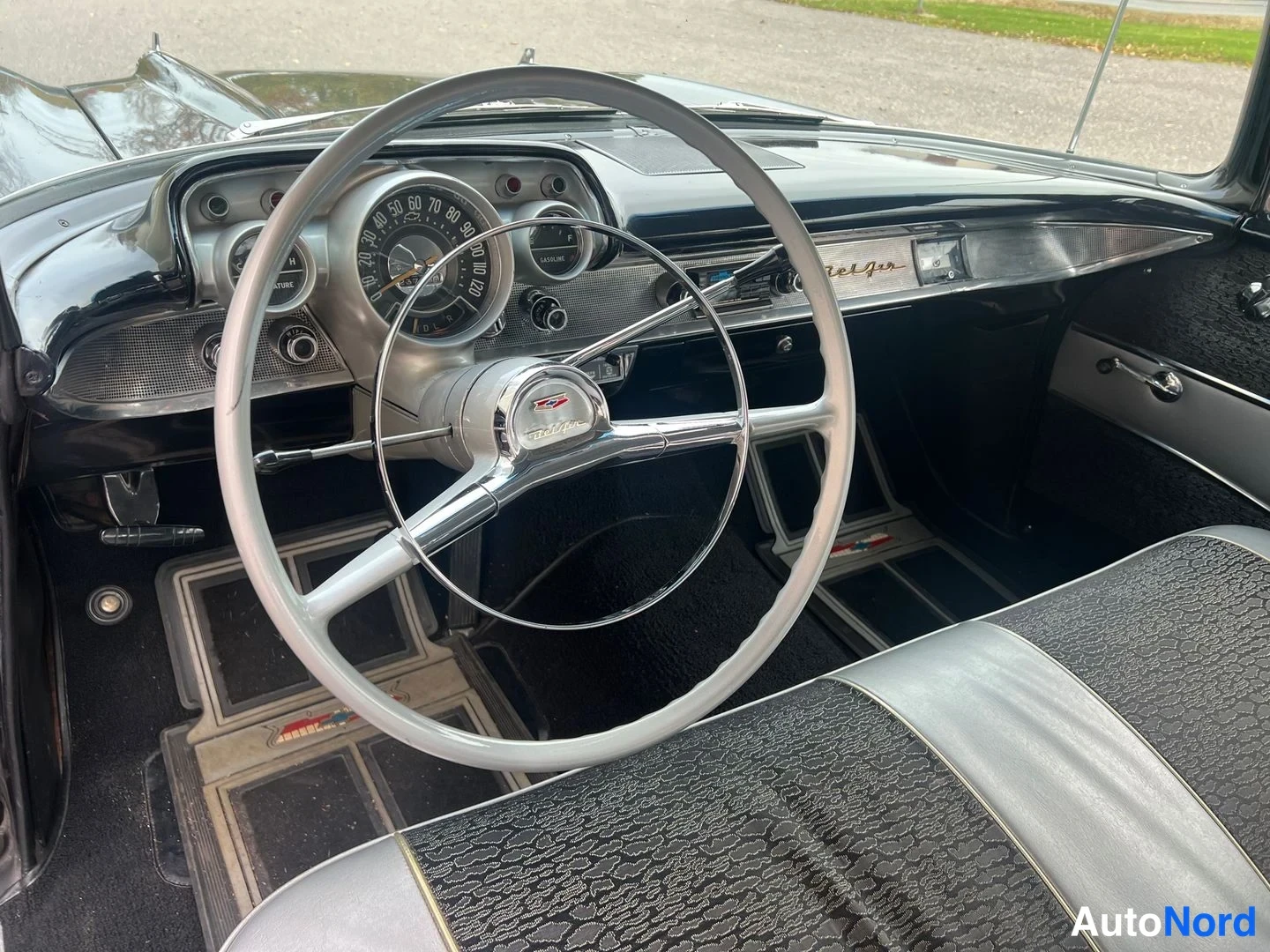 Musta Chevrolet Bel Air 1957, ohjaamo, kuva 21